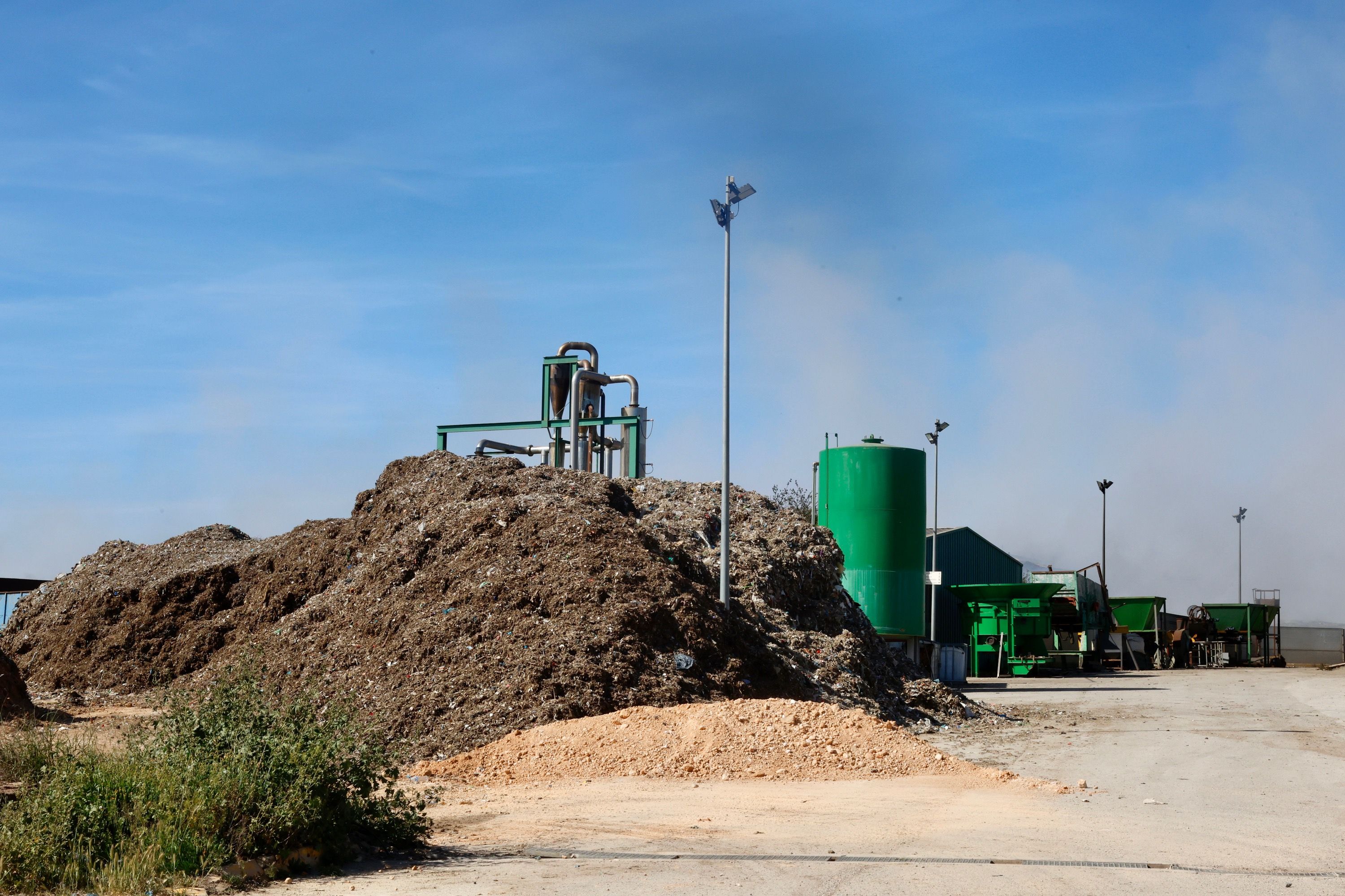 Maquinaria pesada para apagar el fuego de la planta de reciclaje de Requena