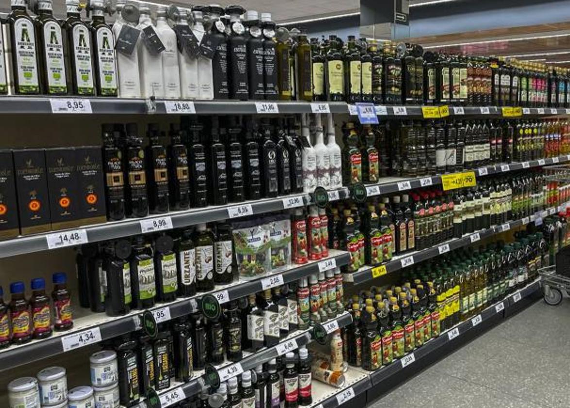 Alarmas en botellas de aceite para evitar su robo en un supermercado.