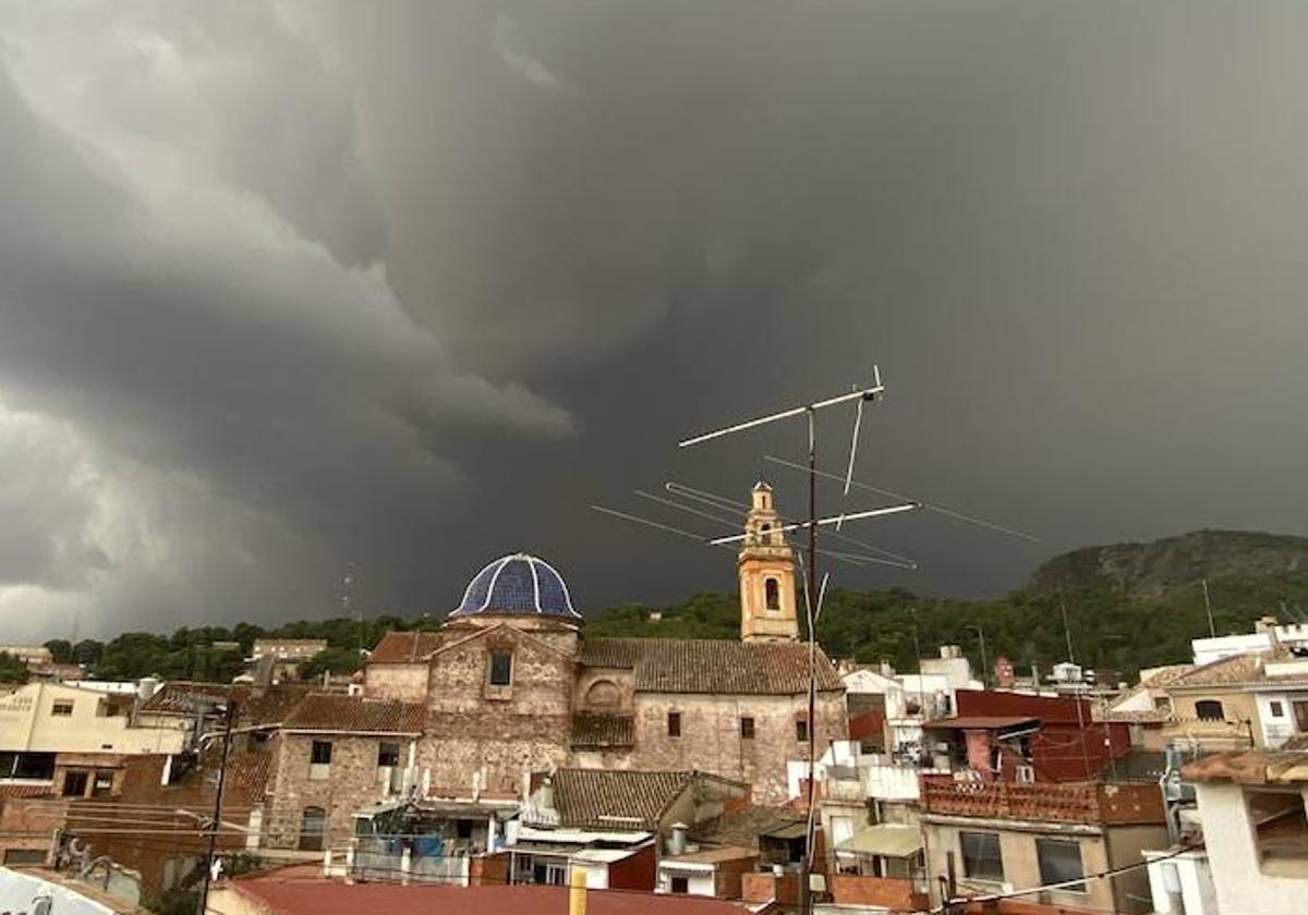 Llegada de nubes sobre la Sierra Calderona.