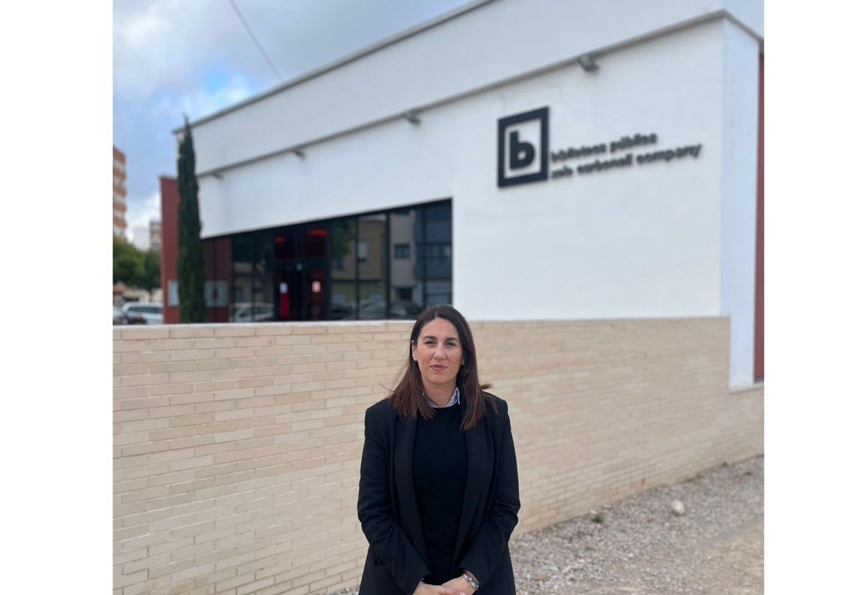 Cristina Antón junto a la biblioteca.