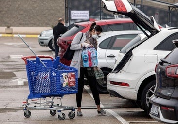 La multa de hasta 200 euros de la DGT por una práctica muy habitual al hacer la compra