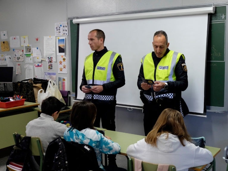 Los agentes de la Policía Local, durante la clase teórica de educación vial.