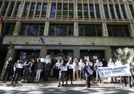 Los funcionarios protestan a las puertas de una de las sedes de la Agencia Tributaria.