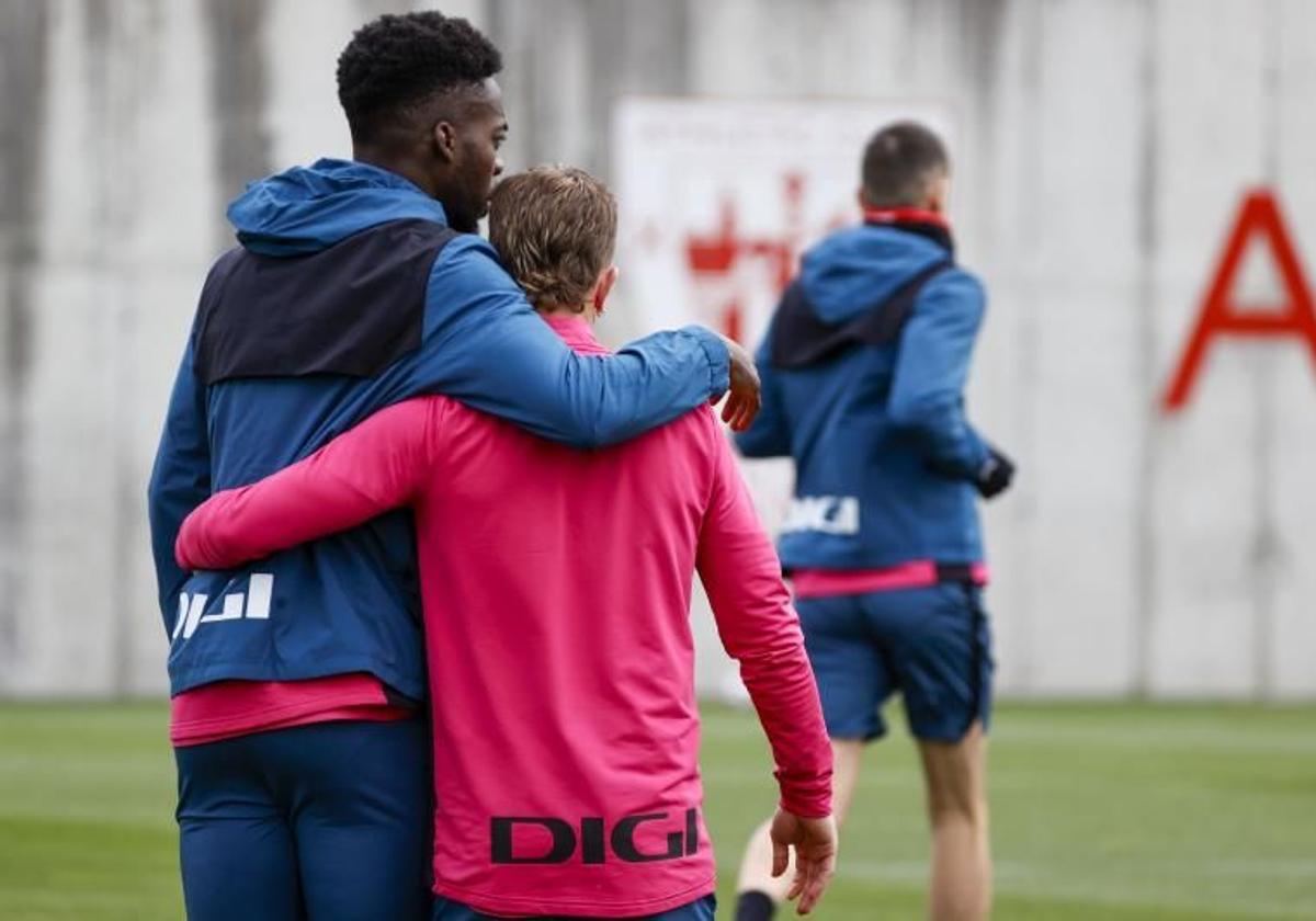 Muniain junto a Iñaki Williams en el entrenamiento de este miércoles.