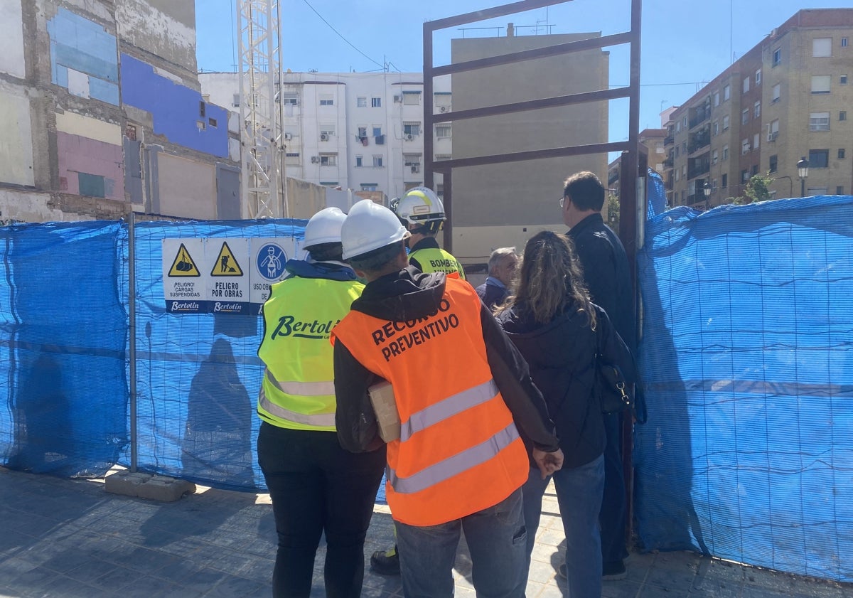 Imagen principal - Inspección de obra, bajo apuntalado y fachada de la finca afectada en la avenida Constitución 208.