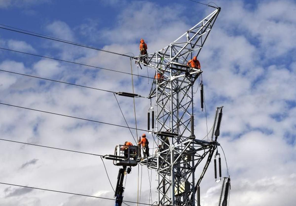 Una torre eléctrica en revisión.