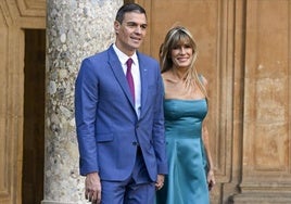 El presidente del Gobierno, Pedro Sánchez, junto a su esposa, Begoña Gómez.