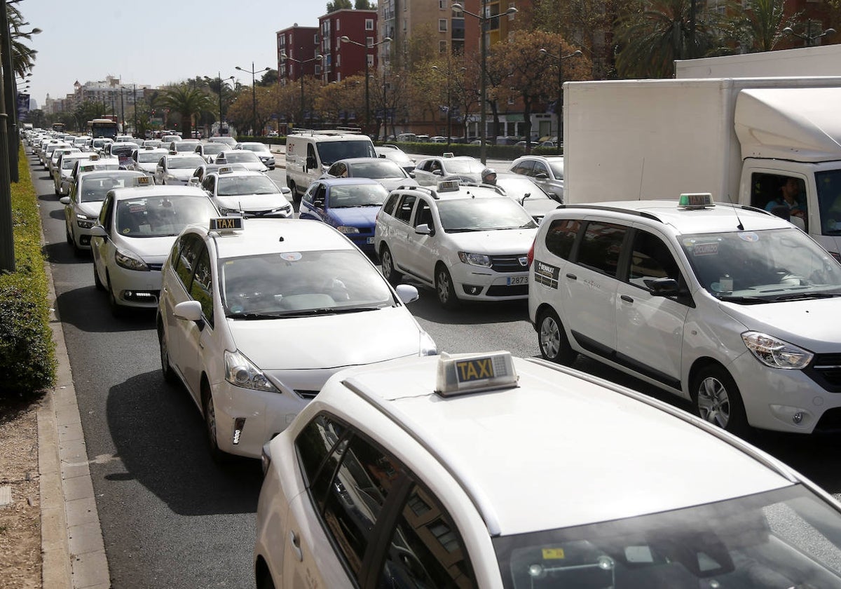 Protesta del sector del taxi en Valencia.