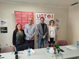 Representantes de CCOO y UGT en Alzira.