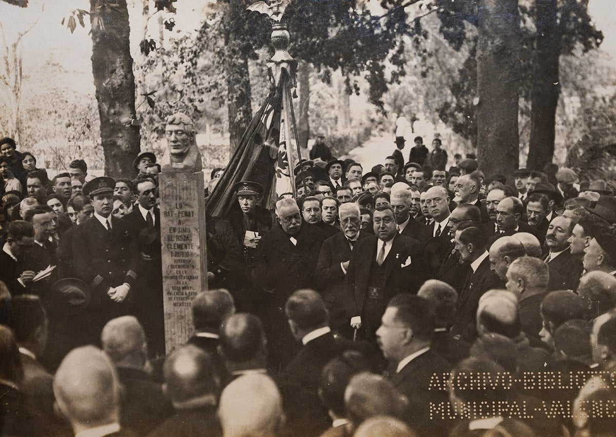 Imagen secundaria 1 - De arriba a abajo, imágenes que pueden verse en la exposición: en grande, postal coloreada publicada en 1918 (Colección Azkárraga); a continuación, la inauguración del busto de Simón de Rojas Clemente el 27 de febrero de 1927, cuando se cumplía el primer centenario de su muerte (Archivo Histórico Municipal de Valencia); y en pequeño, una foto vertical de Vicente Guillén, jardinero mayor entre 1892 y 1913, fotografiado junto a varios ejemplares de Ágave (Colección familia Guillén).