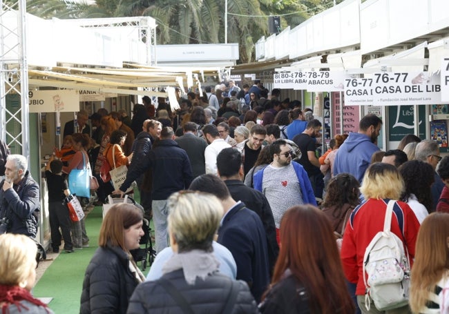 La Fira del Llibre ya se ha llenado en esta primera tarde de su apertura.