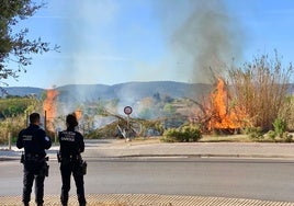 Dos agentes de Policía Local controlan la zona a la espera de la llegada de Bomberos.