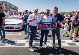 Jerome Galpin, Nicolás Collado y el vicepresidente de NASCAR Chad Seigler.