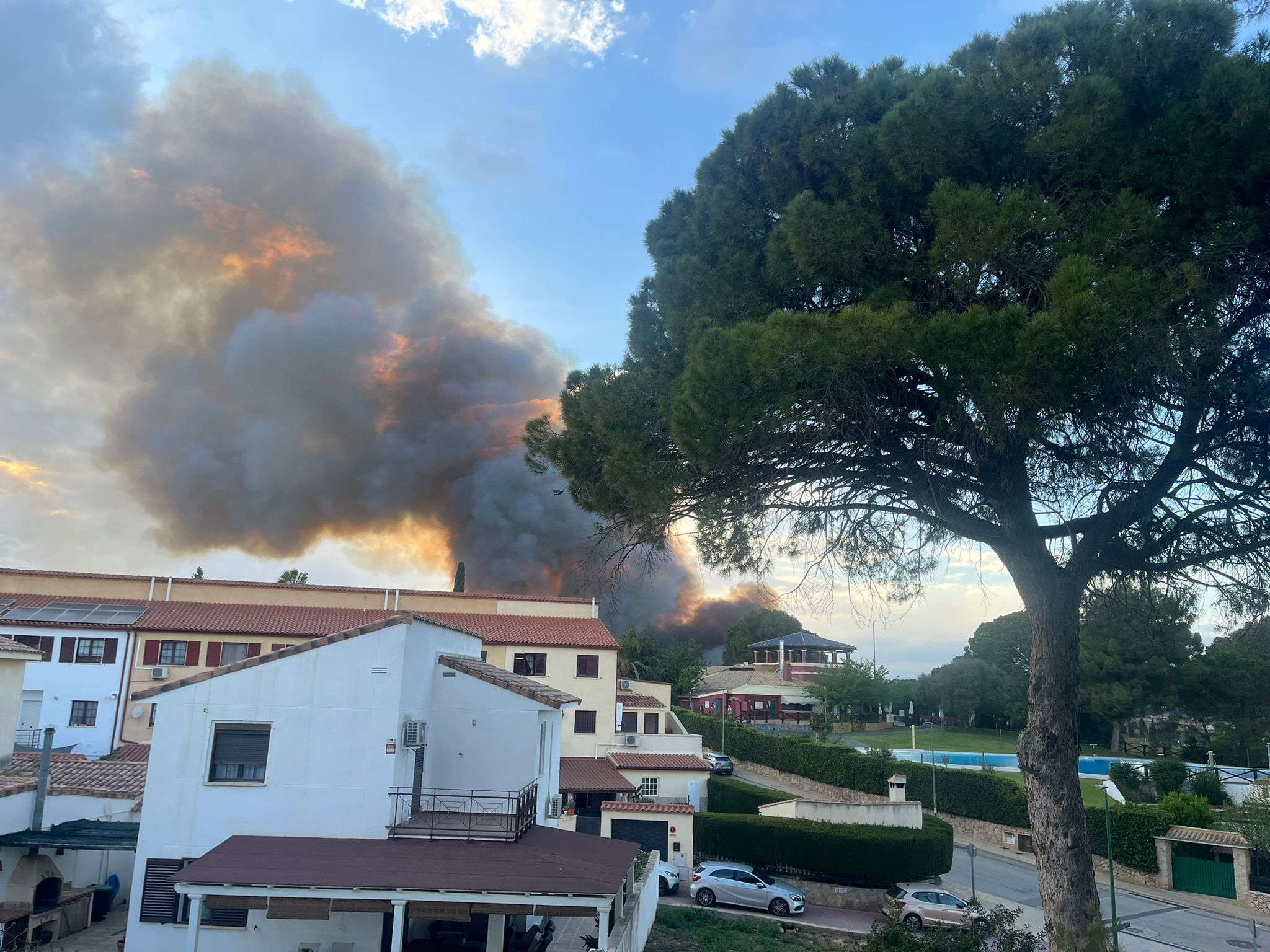 Imágenes del incendio en Riba-roja junto al Turia