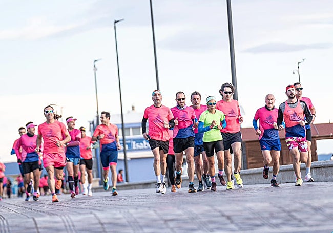El equipo de Velas Maraton entrenando en la playa.