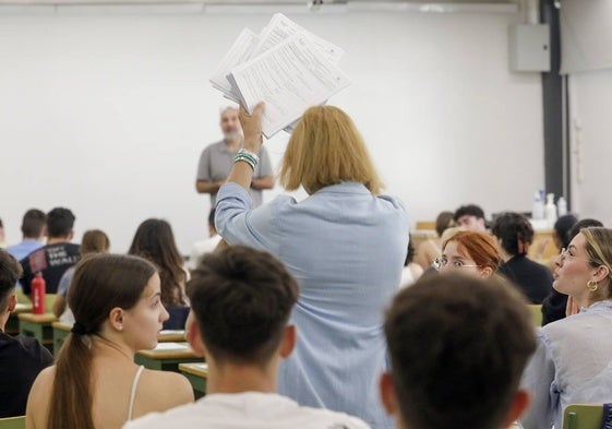 Alumnos poco antes de empezar el primer examen de la selectividad de 2023.