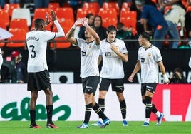 Los jugadores del Valencia, durante un partido.