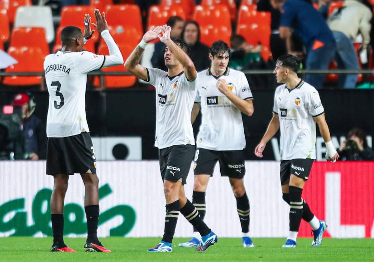 Los jugadores del Valencia, durante un partido.