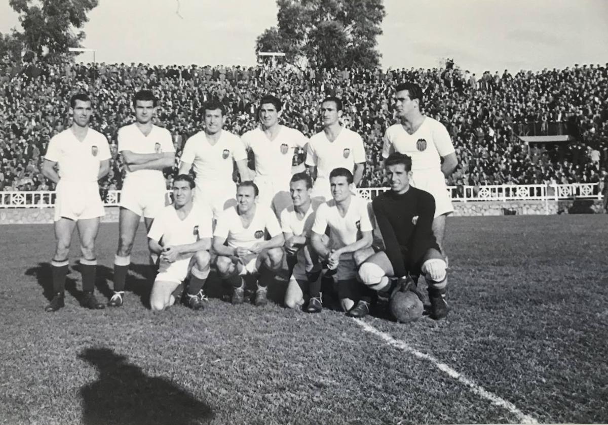 Alineación del Valencia que ganó por primera vez en Liga al Barcelona en Les Corts, en la temporada 41-42.