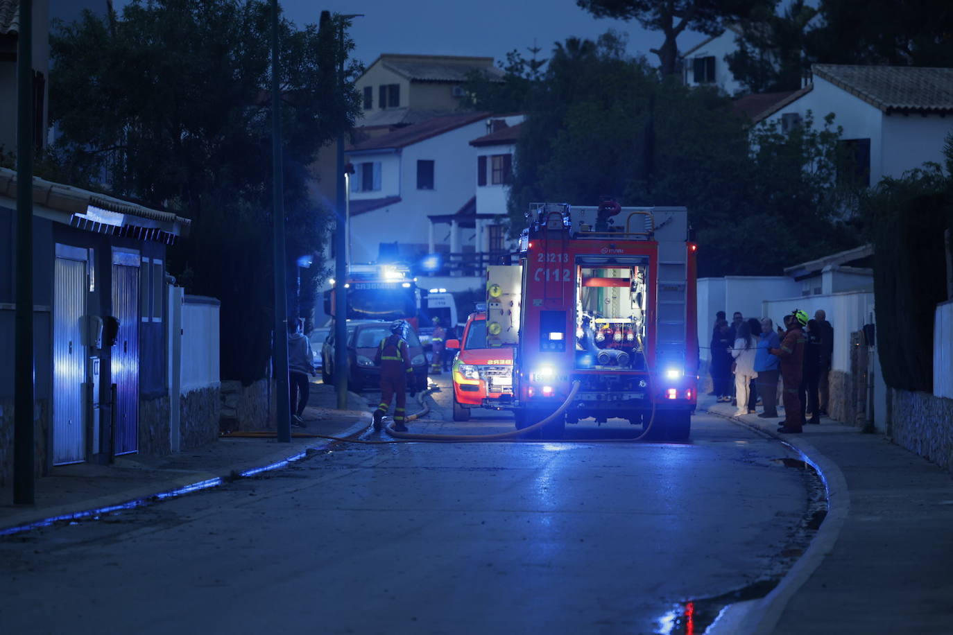 Un incendio forestal junto a una urbanización en Riba-roja obliga a desalojar 30 viviendas