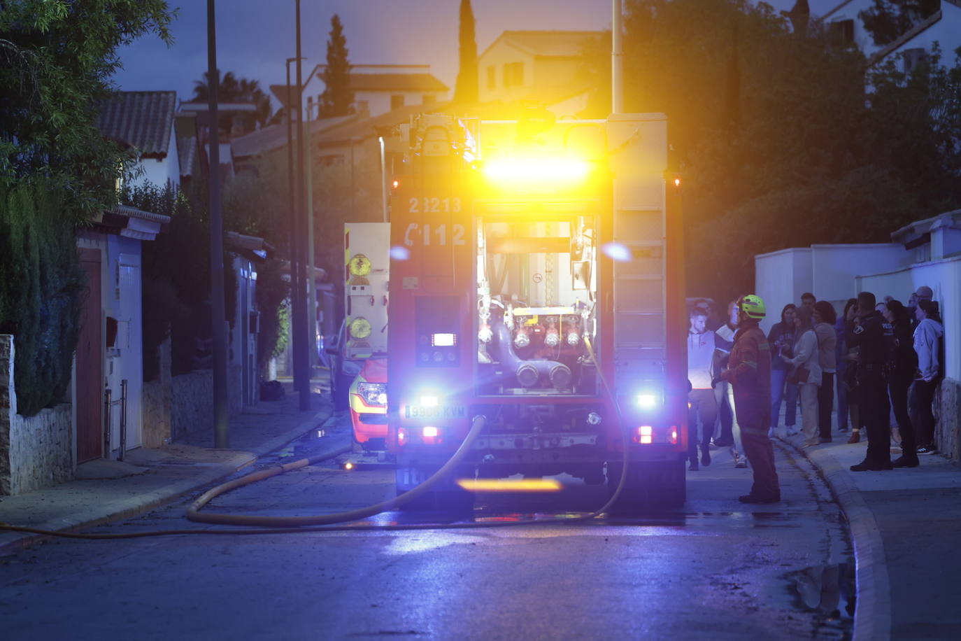 Un incendio forestal junto a una urbanización en Riba-roja obliga a desalojar 30 viviendas