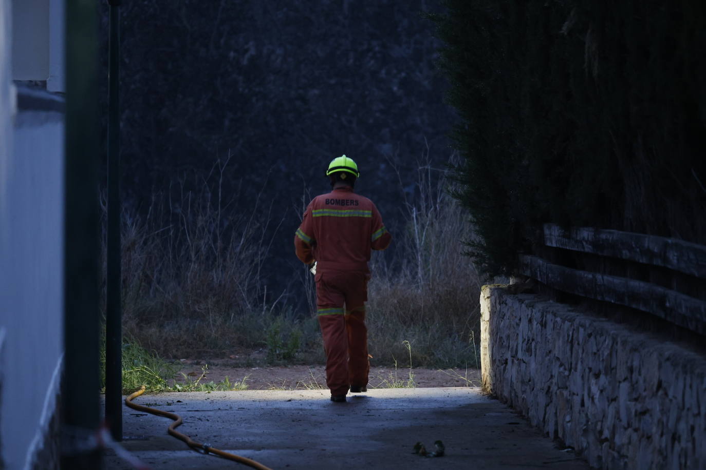 Un incendio forestal junto a una urbanización en Riba-roja obliga a desalojar 30 viviendas