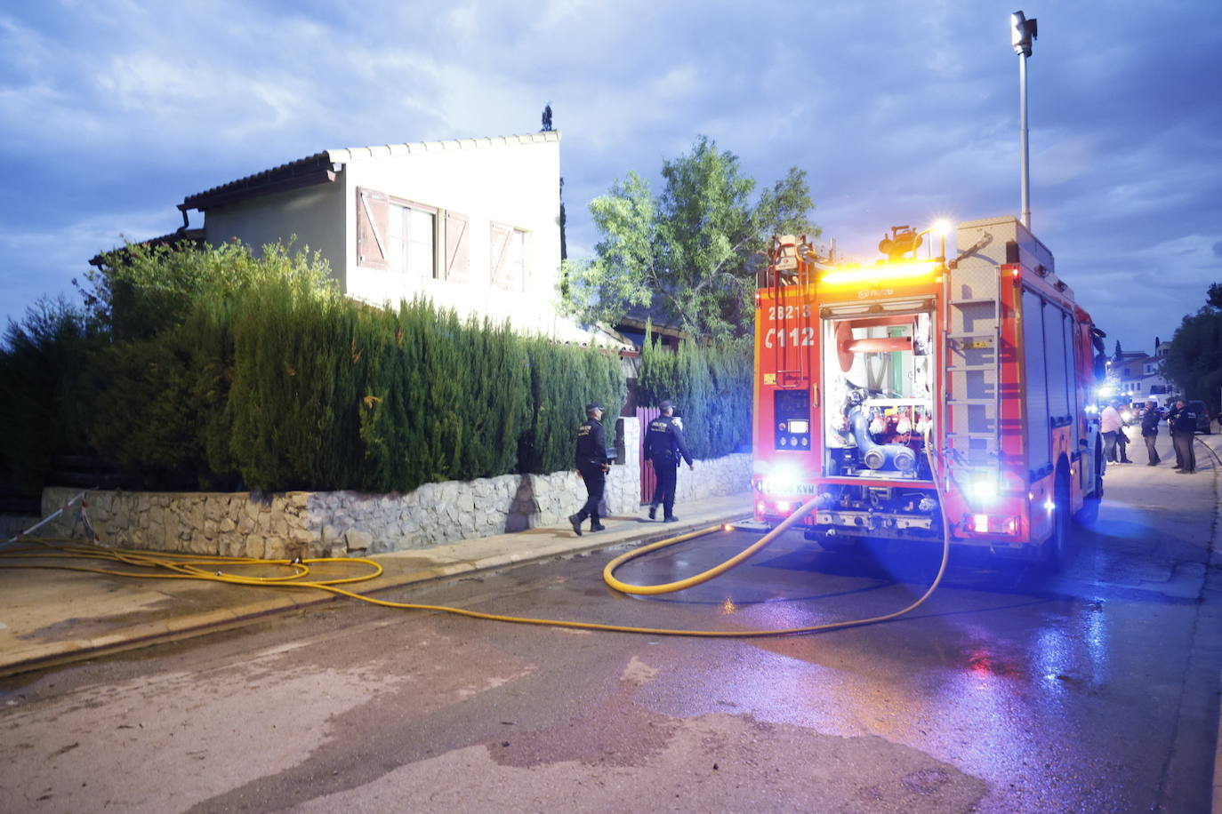 Un incendio forestal junto a una urbanización en Riba-roja obliga a desalojar 30 viviendas