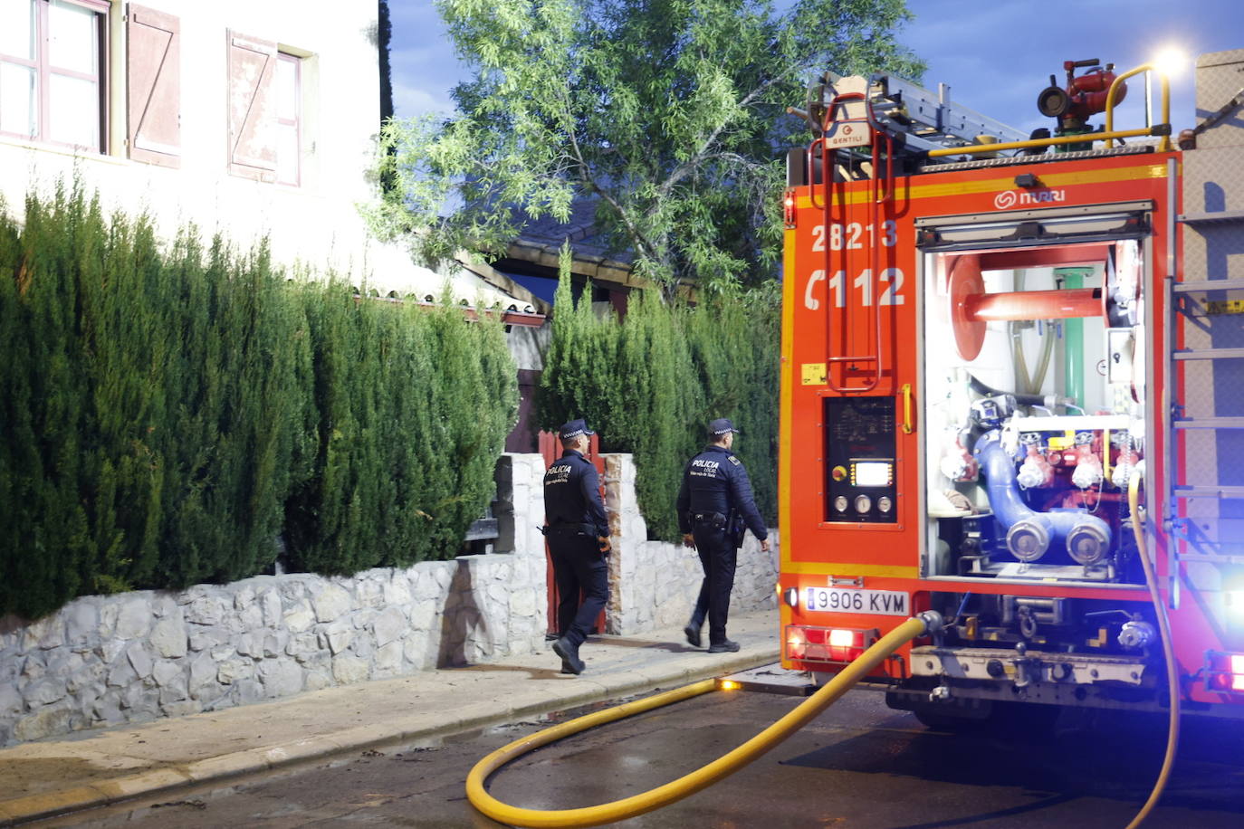 Un incendio forestal junto a una urbanización en Riba-roja obliga a desalojar 30 viviendas