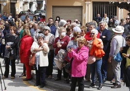 Los vecinos se concentran para pedir que se cierre la planta de reciclaje de Requena.