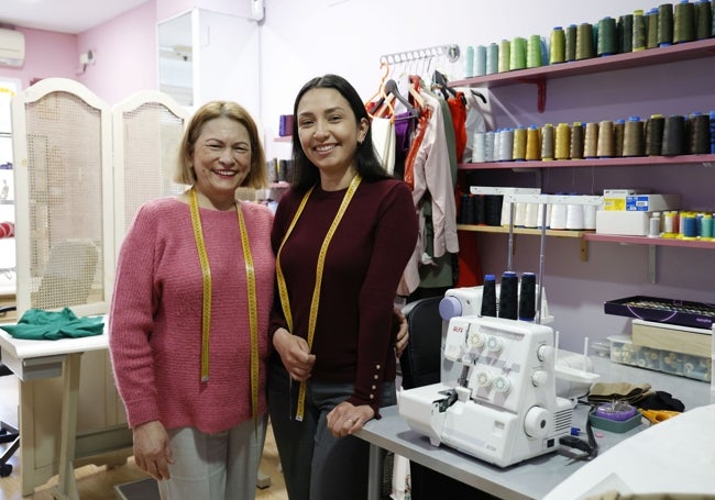 Evidalia y su hija María Isabel, dedicadas a la confección manual en Valencia.