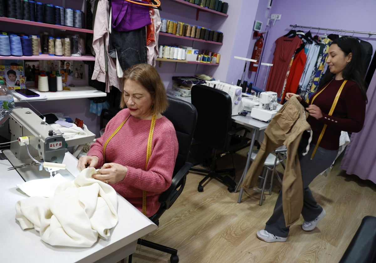 Evidalia, de 64 años, y su hija María Isabel, madre e hija entregadas a la costura a mano en La Aguja de María, su local en Valencia.