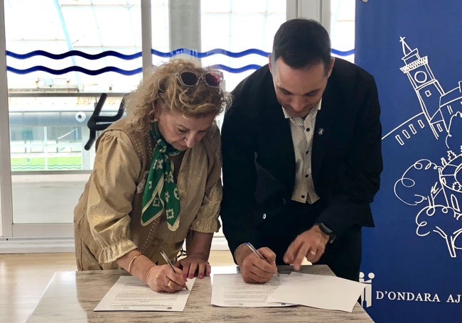 La presidenta de la Junta Local de la AECC y el alcalde de Ondara firmando el convenio.