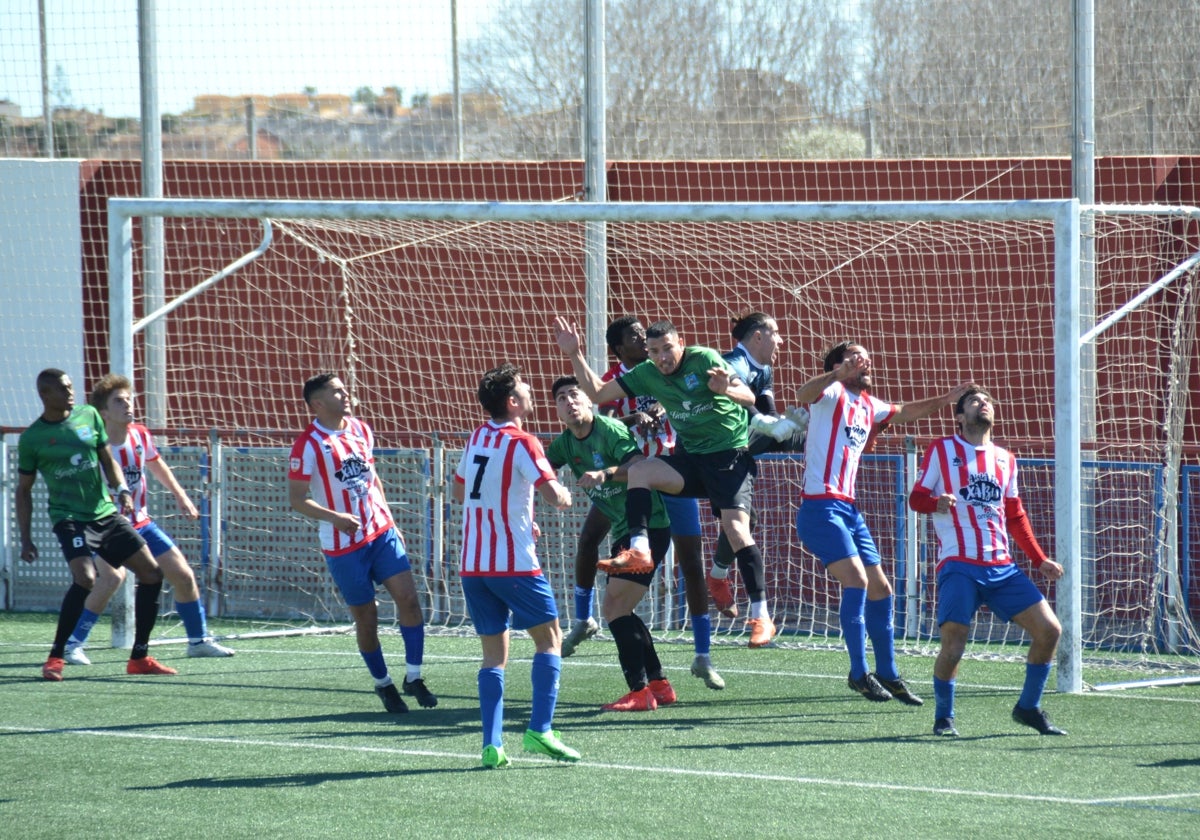 Jugadores de la UD Calpe y el CD Jávea durante un partido.