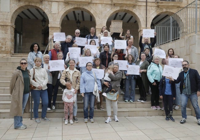 Alumnos y profesores de la EOI antes de entrar en el pleno.