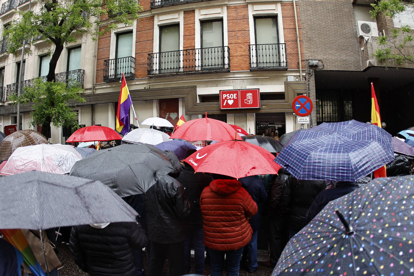 Fotos de la concentración de apoyo a Sánchez en la sede del PSOE