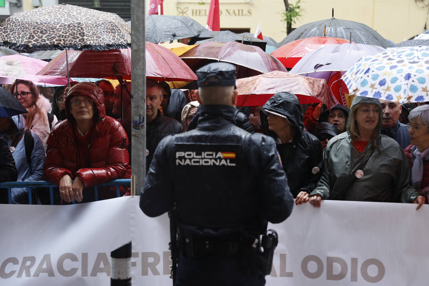 Fotos de la concentración de apoyo a Sánchez en la sede del PSOE