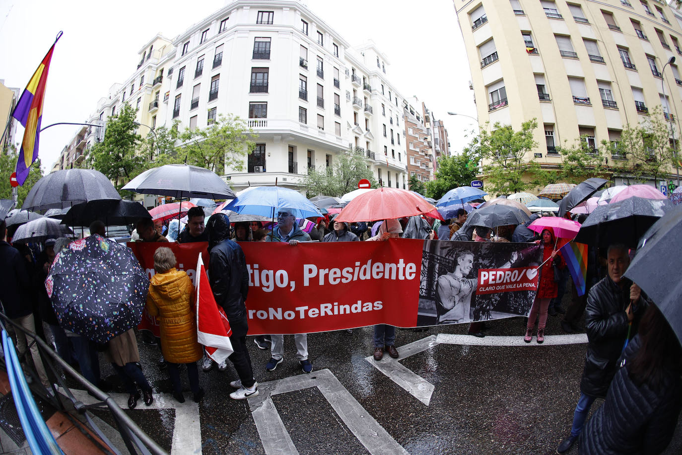 Fotos de la concentración de apoyo a Sánchez en la sede del PSOE