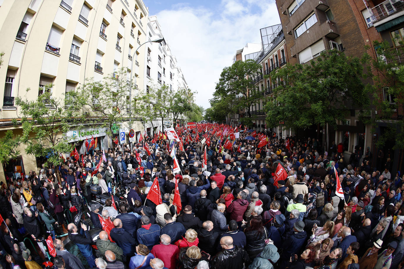 Fotos de la concentración de apoyo a Sánchez en la sede del PSOE