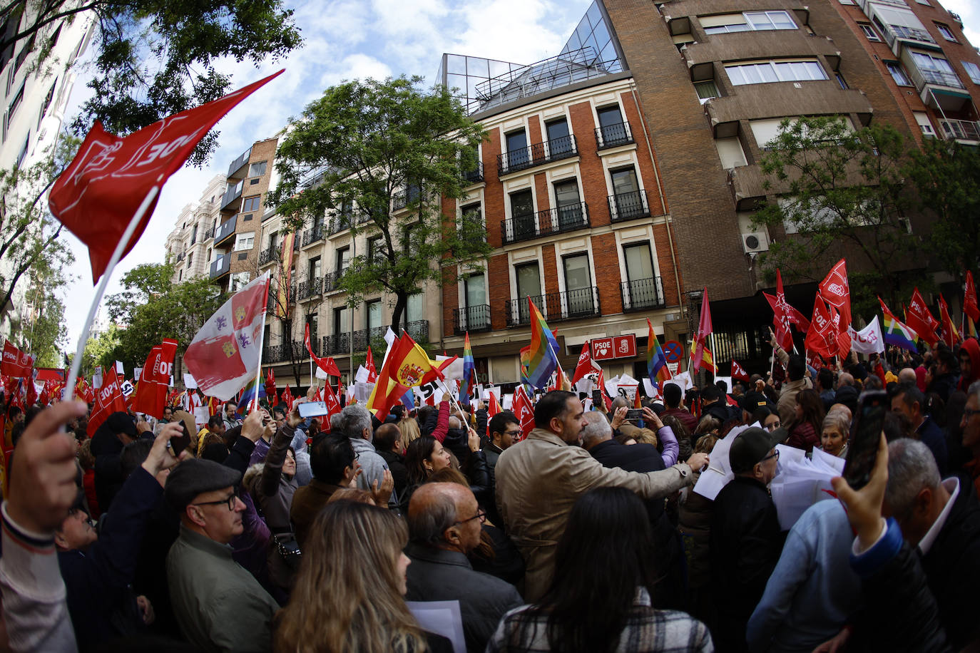 Fotos de la concentración de apoyo a Sánchez en la sede del PSOE