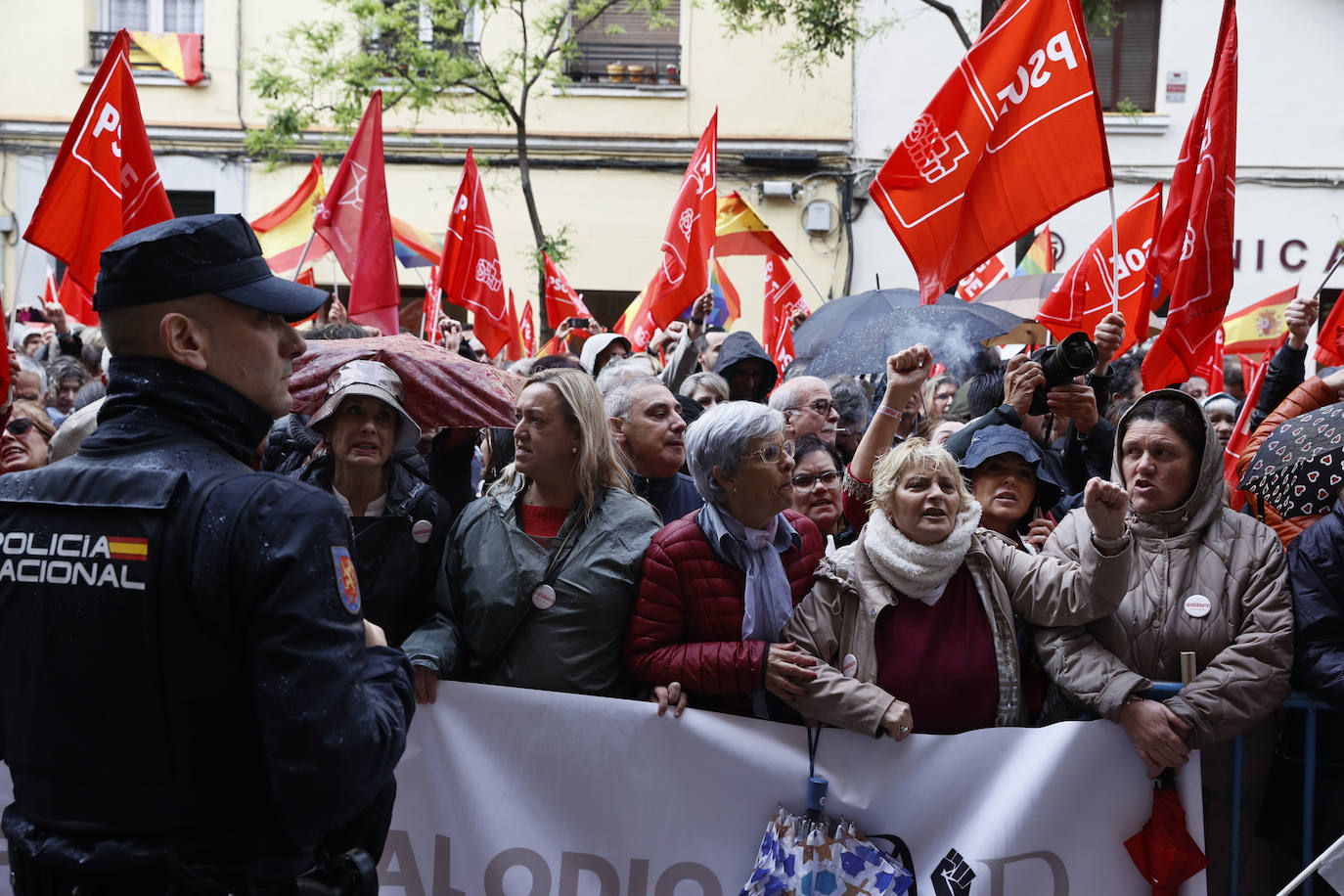 Fotos de la concentración de apoyo a Sánchez en la sede del PSOE