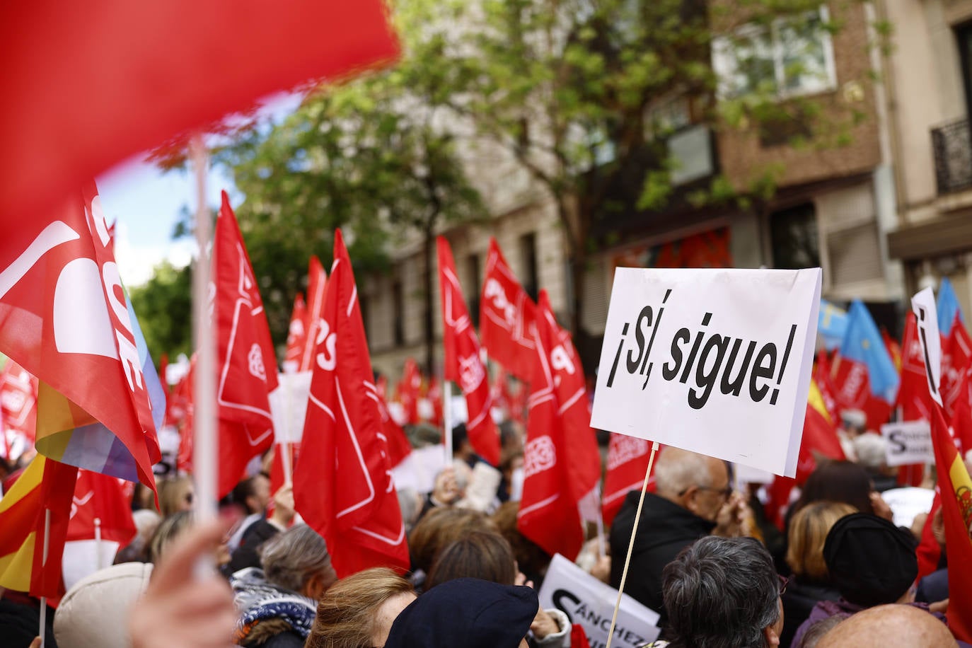 Fotos de la concentración de apoyo a Sánchez en la sede del PSOE