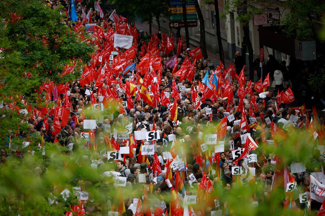 Fotos de la concentración de apoyo a Sánchez en la sede del PSOE