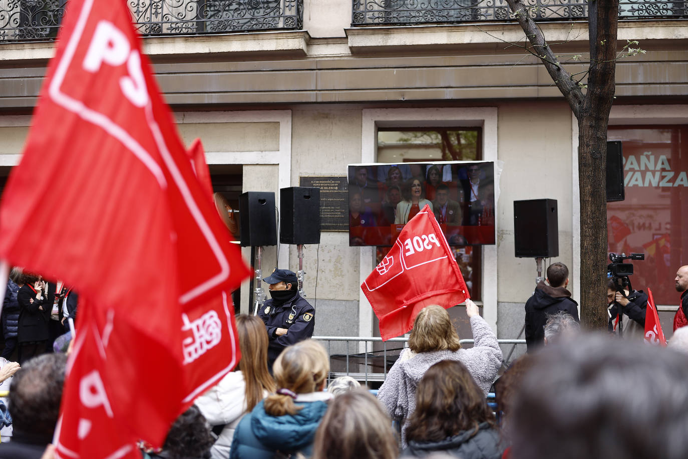 Fotos de la concentración de apoyo a Sánchez en la sede del PSOE