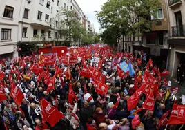 Fotos de la concentración de apoyo a Sánchez en la sede del PSOE