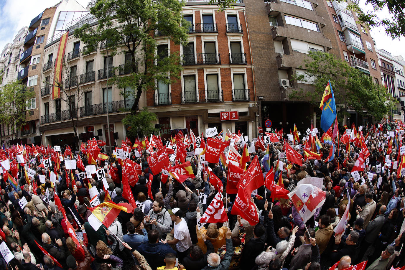 Fotos de la concentración de apoyo a Sánchez en la sede del PSOE