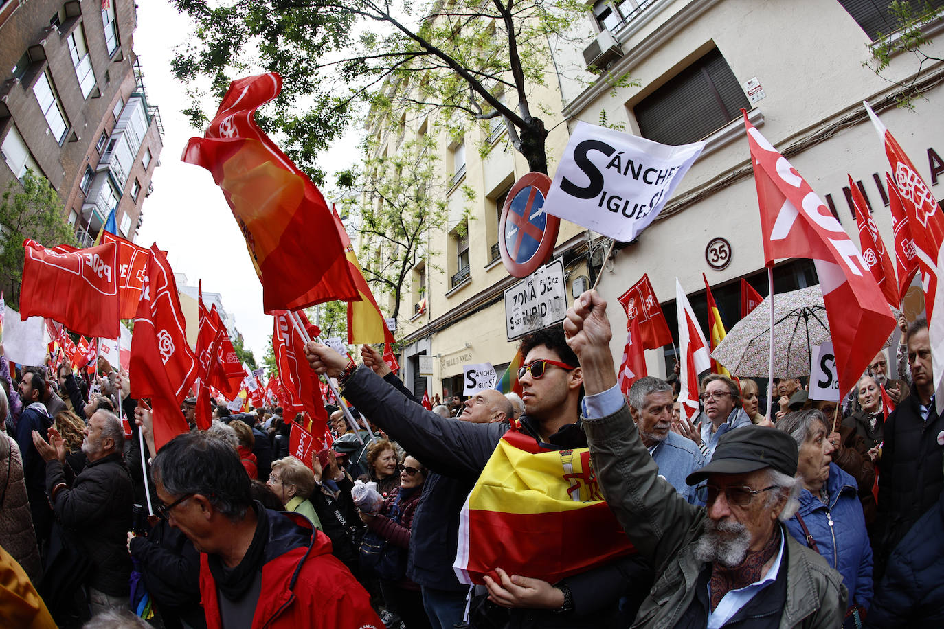 Fotos de la concentración de apoyo a Sánchez en la sede del PSOE