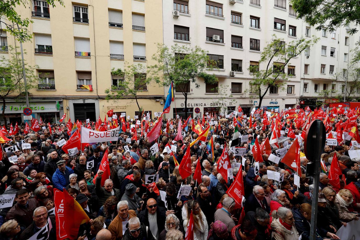 Fotos de la concentración de apoyo a Sánchez en la sede del PSOE