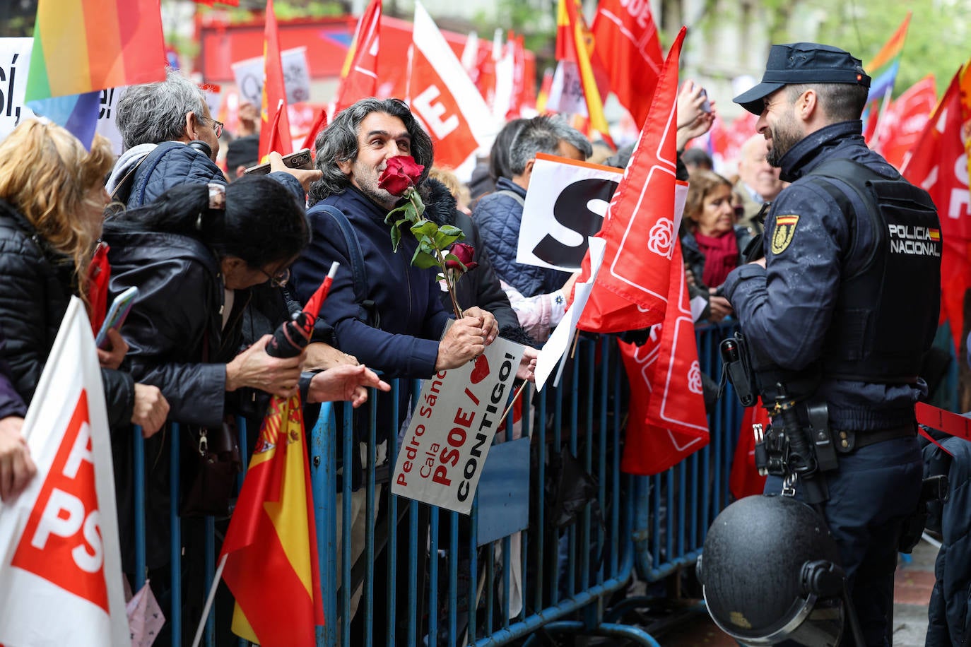 Fotos de la concentración de apoyo a Sánchez en la sede del PSOE