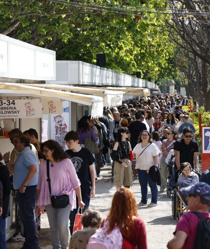 Imagen secundaria 2 - Primer fin de semana de la Fira del Llibre, donde Megan Maxwell y Eloy Moreno han sido los autores más solicitados.