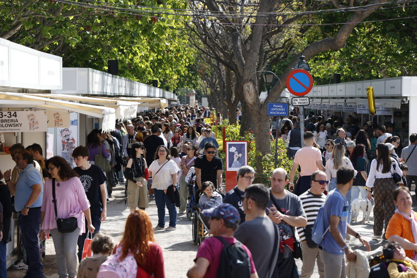 Fotos de la Feria del Libro de Valencia: enormes colas por una firma de Megan Maxwell